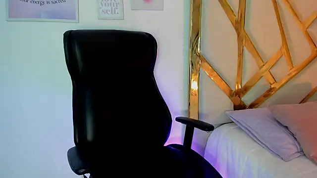 Snapshot of LanaJones_ chatting on December 4, 2025, 12:15 pm LanaJones online show from December 4, 2025, 12:15 pm