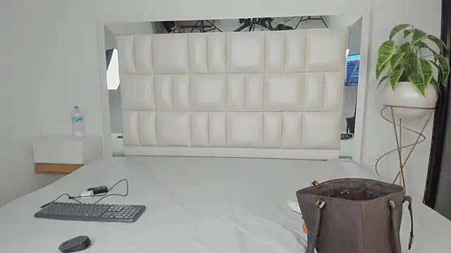 Snapshot of Alhana_pulido chatting on December 15, 2025, 8:25 pm Alhana pulido online show from December 15, 2025, 8:25 pm