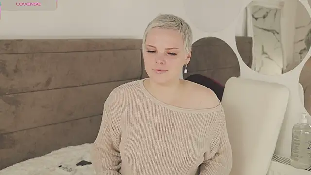 LikaBerry1 online show from September 30, 2025, 12:44 pm