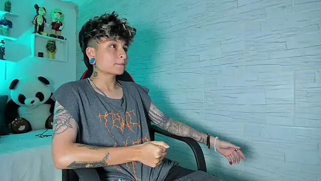 ZuryRamirez  online show from November 13, 2025, 9:30 pm