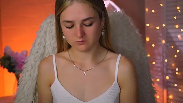 Snapshot of DeboraLarson chatting on September 22, 2025, 4:07 am DeboraLarson online show from September 22, 2025, 4:07 am