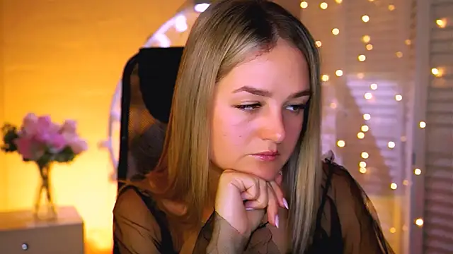 Snapshot of DeboraLarson chatting on November 12, 2025, 3:43 am DeboraLarson online show from November 12, 2025, 3:43 am