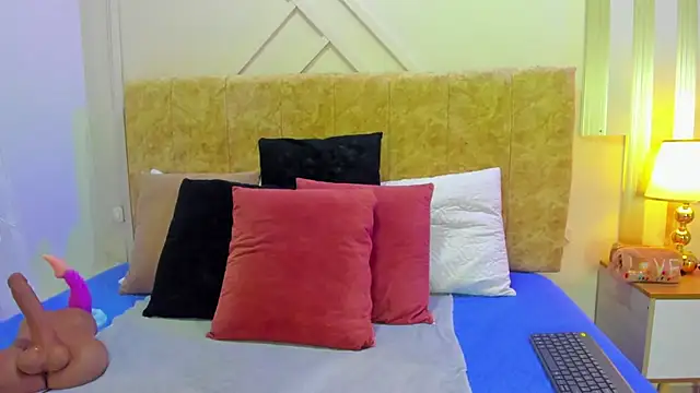 ashley  foxx  online show from October 22, 2025, 1:54 pm