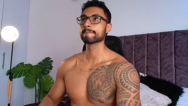 LiamGarcia1 online show from November 17, 2025, 4:33 pm