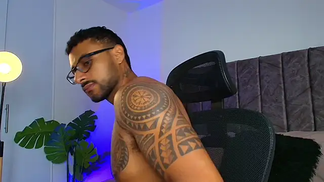 LiamGarcia1 online show from November 6, 2025, 3:16 pm