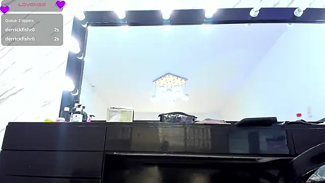 ElisabethMassey online show from November 1, 2025, 2:33 pm