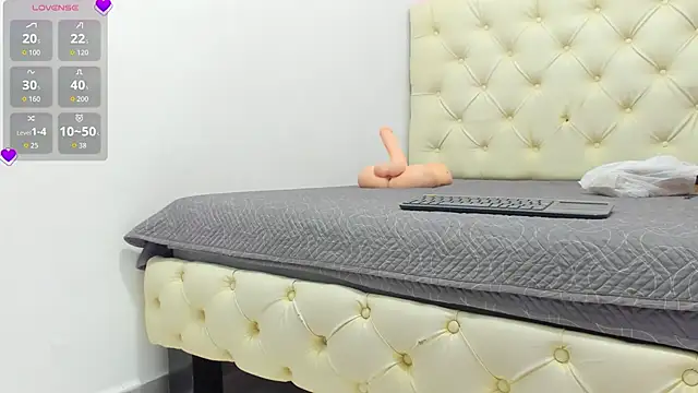 ElisabethMassey online show from October 6, 2025, 1:12 pm