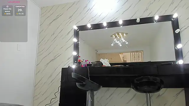 ElisabethMassey online show from December 17, 2025, 3:28 pm