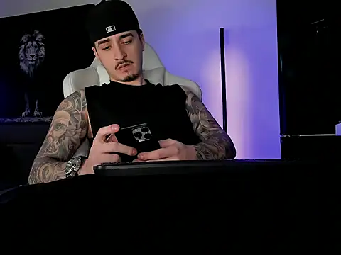 Snapshot of uptomatty chatting on November 3, 2025, 9:35 am uptomatty online show from November 3, 2025, 9:35 am