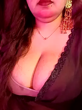 Snapshot of Suhanakhan00 chatting on May 21, 2026, 5:43 pm Suhanakhan00 online show from May 21, 2026, 5:43 pm