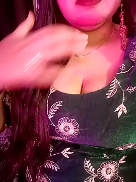 Snapshot of Suhanakhan00 chatting on April 10, 2026, 8:10 am Suhanakhan00 online show from April 10, 2026, 8:10 am