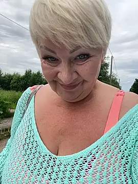 Snapshot of Laura_Millf chatting on July 10, 2026, 9:42 am Laura Millf online show from July 10, 2026, 9:42 am