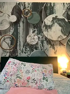 Laura Millf online show from November 25, 2025, 7:52 am