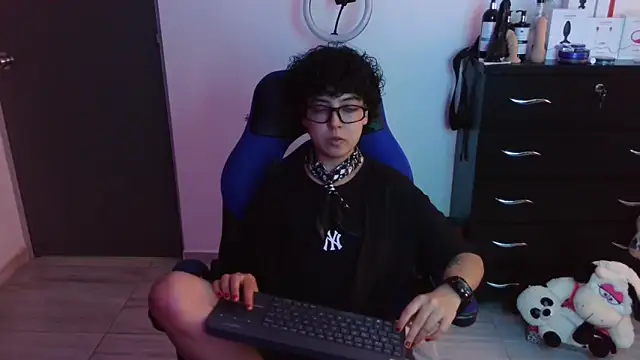 thomascooper7 online show from February 20, 2026, 7:16 pm