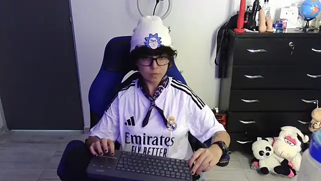 thomascooper7 online show from April 15, 2026, 7:40 pm