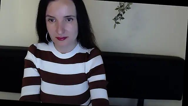 Snapshot of LaimaV_ chatting on May 4, 2026, 10:45 pm LaimaV online show from May 4, 2026, 10:45 pm