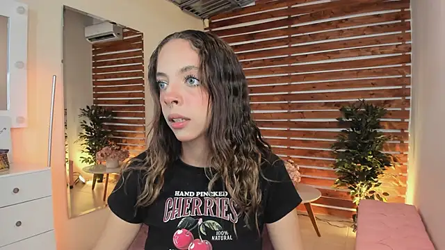 Snapshot of Sapphire_Venuss chatting on March 14, 2025, 10:49 pm Sapphire Venuss online show from March 14, 2025, 10:49 pm