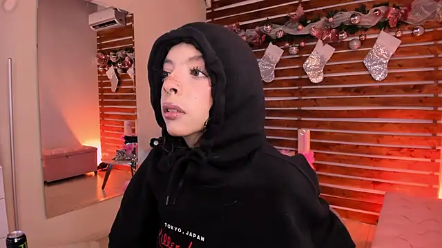 Snapshot of Sapphire_Venuss chatting on December 18, 2025, 12:38 am Sapphire Venuss online show from December 18, 2025, 12:38 am