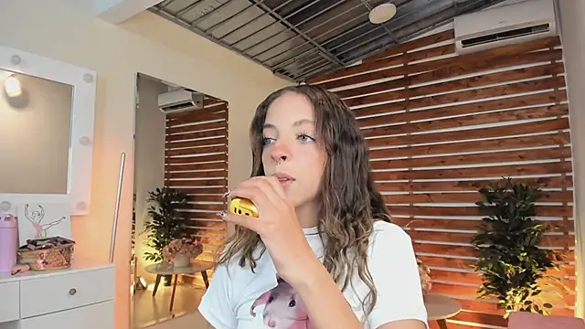 Snapshot of Sapphire_Venuss chatting on March 13, 2025, 11:05 pm Sapphire Venuss online show from March 13, 2025, 11:05 pm