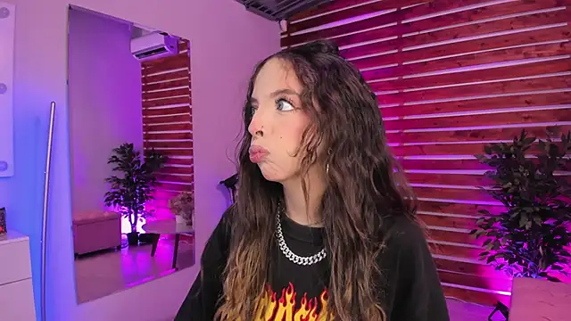 Snapshot of Sapphire_Venuss chatting on November 29, 2025, 12:55 am Sapphire Venuss online show from November 29, 2025, 12:55 am