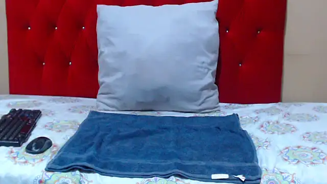 sexychocolatbox10 online show from September 29, 2025, 7:41 pm