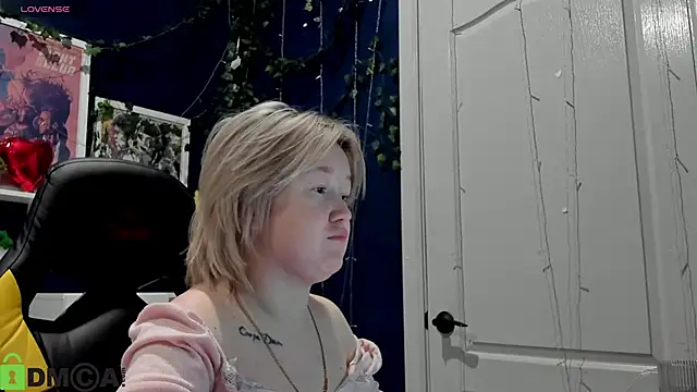 Snapshot of Sara_Robinson chatting on May 13, 2026, 3:35 am Sara Robinson online show from May 13, 2026, 3:35 am