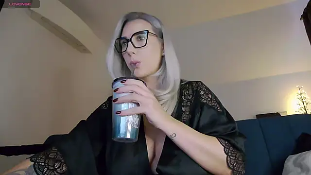 Snapshot of KhloeK chatting on November 20, 2025, 12:06 pm KhloeK online show from November 20, 2025, 12:06 pm