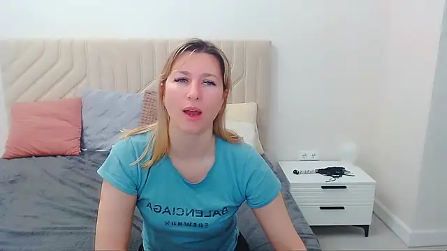 Snapshot of Incredible_Ariela chatting on May 19, 2026, 6:42 am Incredible Ariela online show from May 19, 2026, 6:42 am