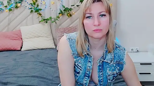 Snapshot of Incredible_Ariela chatting on March 24, 2026, 5:35 pm Incredible Ariela online show from March 24, 2026, 5:35 pm