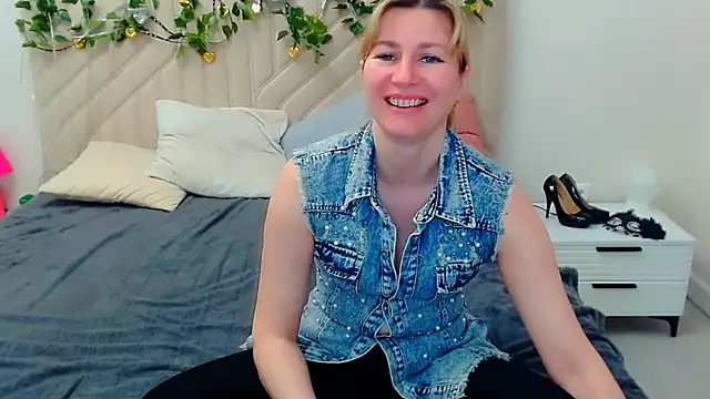 Snapshot of Incredible_Ariela chatting on April 23, 2026, 11:27 am Incredible Ariela online show from April 23, 2026, 11:27 am