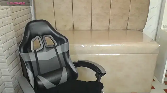 Snapshot of _Charlotte_v chatting on December 16, 2025, 3:55 am Charlotte v online show from December 16, 2025, 3:55 am