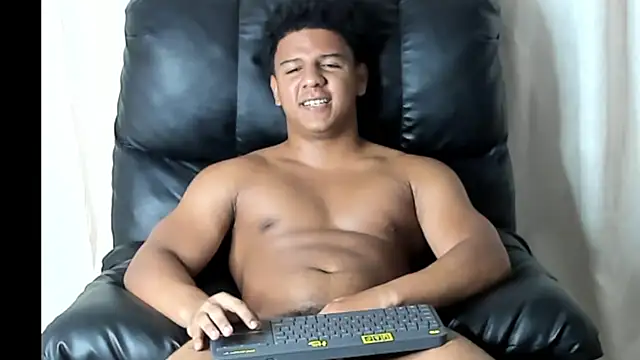 Snapshot of May_Dylan1 chatting on March 21, 2025, 12:07 am May Dylan1 online show from March 21, 2025, 12:07 am