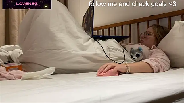 JacyWinslat online show from December 18, 2025, 2:43 pm