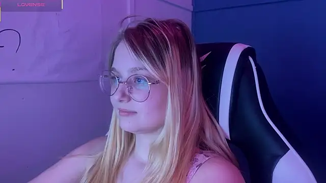 JacyWinslat online show from March 19, 2025, 3:51 pm