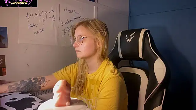 JacyWinslat online show from March 4, 2025, 8:16 pm