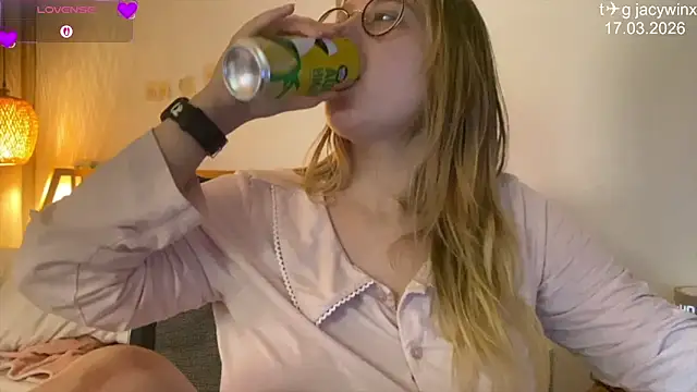 JacyWinslat online show from March 16, 2026, 9:17 pm