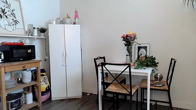 Snapshot of Kittyymaze1 chatting on April 7, 2026, 11:56 am Kittyymaze1 online show from April 7, 2026, 11:56 am