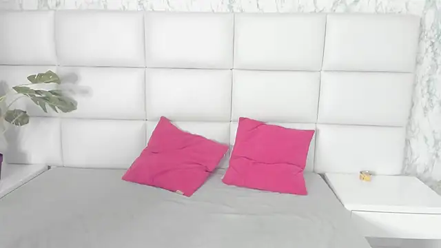 MIA  SAENZ online show from March 3, 2025, 12:28 pm