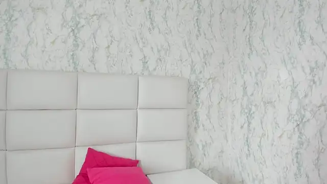 MIA  SAENZ online show from March 21, 2025, 3:24 pm