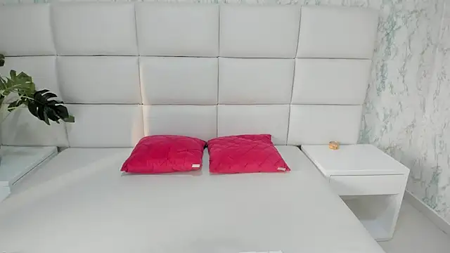 MIA  SAENZ online show from March 13, 2025, 12:02 pm