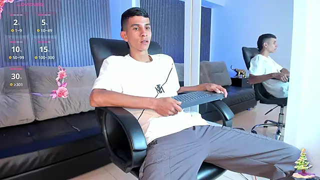 Snapshot of Aaron_Scoot chatting on December 19, 2025, 11:12 am Aaron Scoot online show from December 19, 2025, 11:12 am