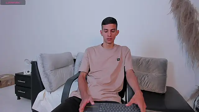 Snapshot of Aaron_Scoot chatting on January 9, 2026, 11:06 am Aaron Scoot online show from January 9, 2026, 11:06 am