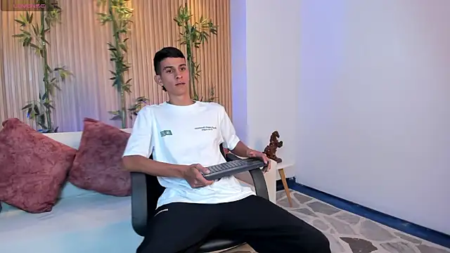 Snapshot of Aaron_Scoot chatting on January 12, 2026, 12:45 pm Aaron Scoot online show from January 12, 2026, 12:45 pm