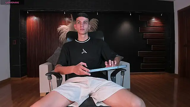 Snapshot of Aaron_Scoot chatting on December 27, 2024, 12:39 am Aaron Scoot online show from December 27, 2024, 12:39 am