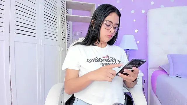 Snapshot of scarlette_15_ chatting on February 3, 2026, 3:15 am scarlette 15 online show from February 3, 2026, 3:15 am