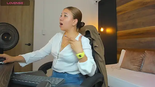 Snapshot of alma_fenix chatting on September 17, 2025, 12:29 pm alma fenix online show from September 17, 2025, 12:29 pm