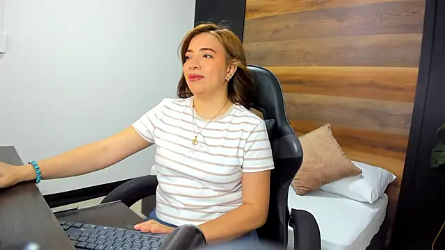 Snapshot of alma_fenix chatting on September 20, 2025, 6:57 pm alma fenix online show from September 20, 2025, 6:57 pm