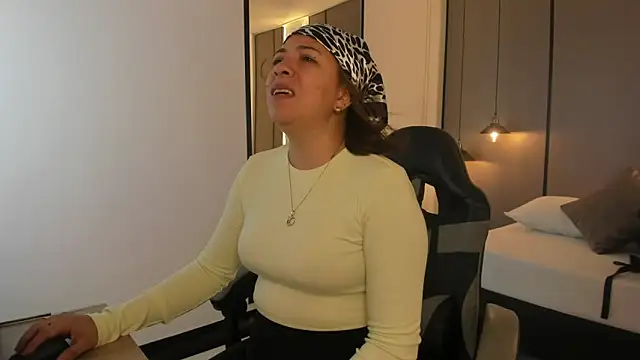 Snapshot of alma_fenix chatting on September 24, 2025, 12:33 pm alma fenix online show from September 24, 2025, 12:33 pm