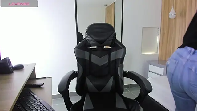 Snapshot of alma_fenix chatting on December 3, 2025, 12:26 pm alma fenix online show from December 3, 2025, 12:26 pm