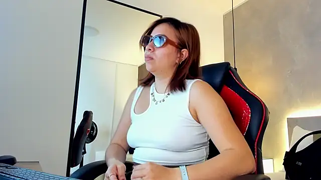 Snapshot of alma_fenix chatting on November 1, 2025, 12:32 pm alma fenix online show from November 1, 2025, 12:32 pm